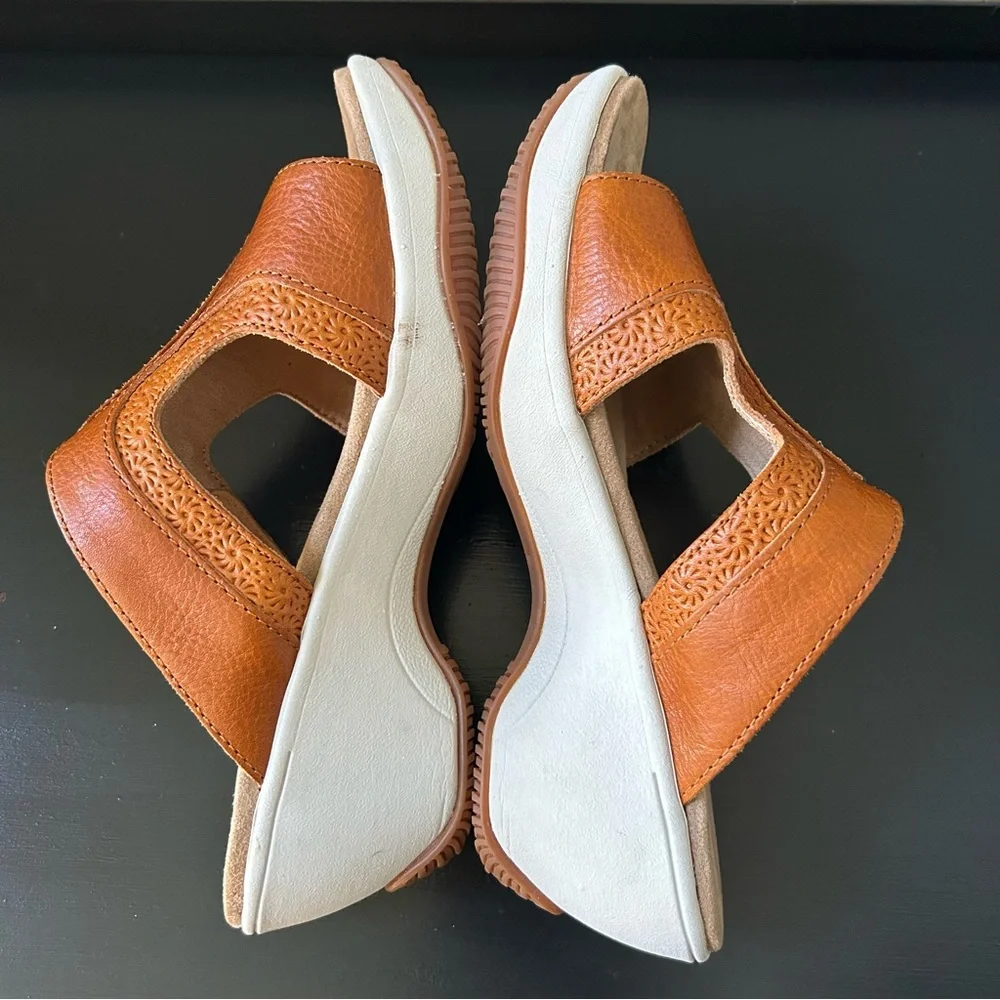 NWOB Halsa Footwear Cassandra Wedge Sandal In Dark Mango, Size 7M